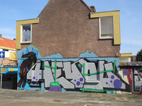 829573 Gezicht op de zijgevel van het pand Aardbeistraat 1 in de Tomaatstraat te Utrecht, met graffiti met een ...
